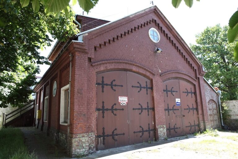 Czerwona szopa (dawna baza ratowników)